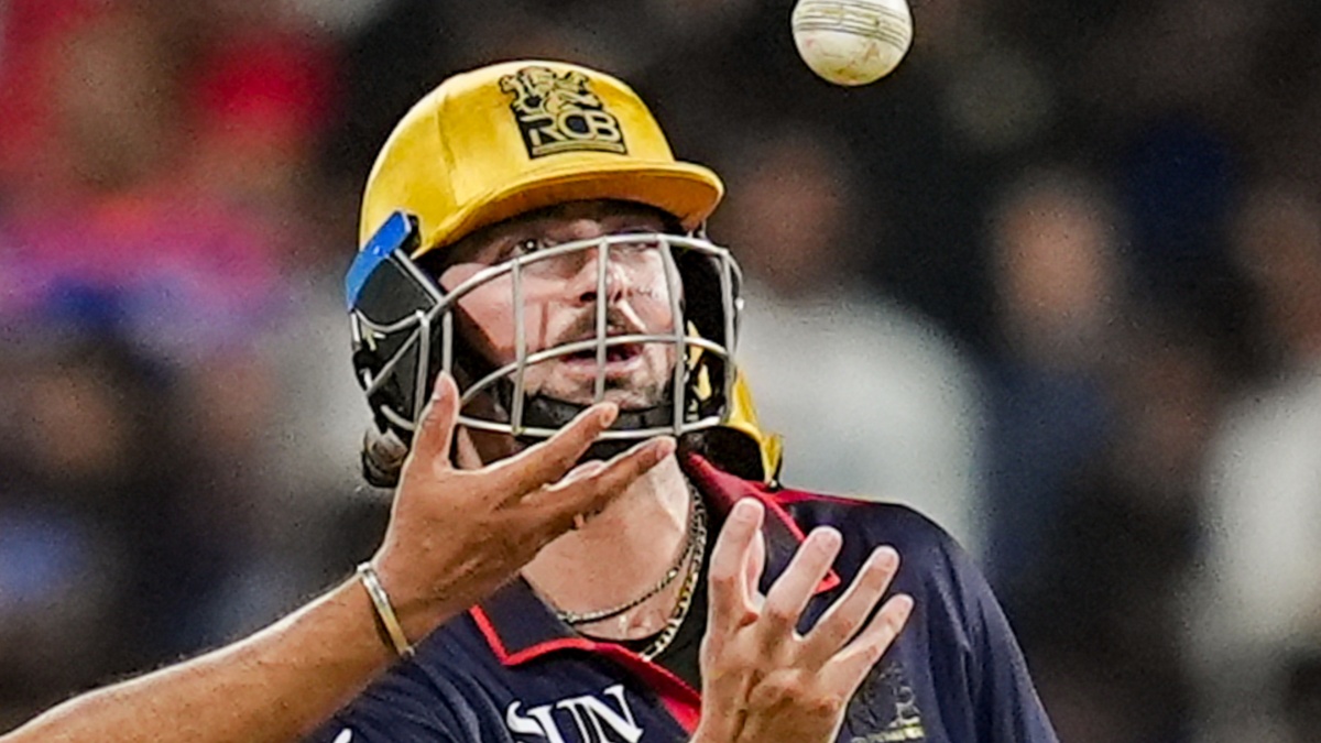 टिम डेविड ने ये क्या किया, अंपायर से गेंद लेकर करने लगे खेल, उड़ाई नियमों की धज्जियां