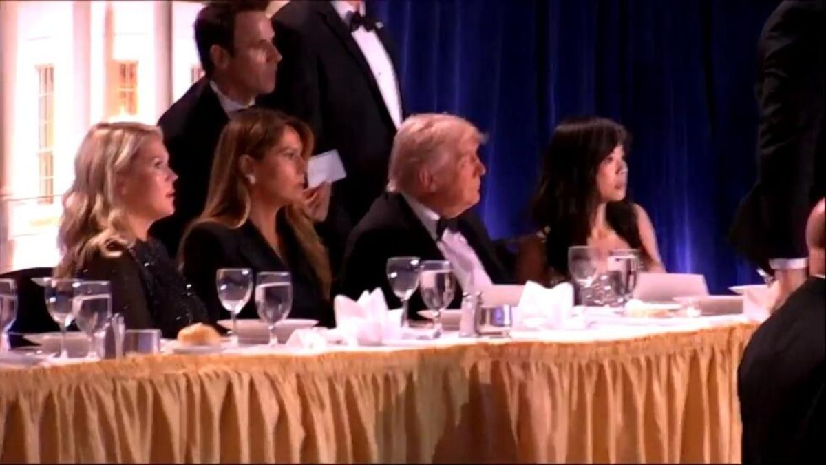 Iran US War Live Updates: ह्वाइट हाउस की डिनर पार्टी में हमले के बाद कैसे मची भगदड़, देखें लेटेस्ट VIDEO