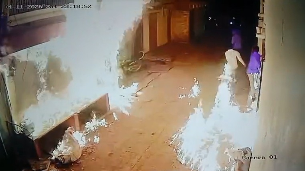 12 बदमाशों ने पेट्रोल डालकर जलाया हिस्ट्रीशीटर का घर, आग लगाने वाले भी 2 झुलसे; CCTV फुटेज आया सामने