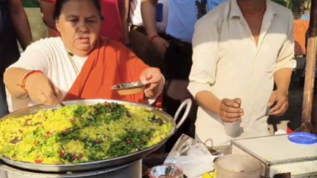 उमा भारती ने रोड पर पोहा और जलेबी बेचा, दुकानदारों का किया समर्थन, प्रशासन ने हटाई थी कई दुकानें