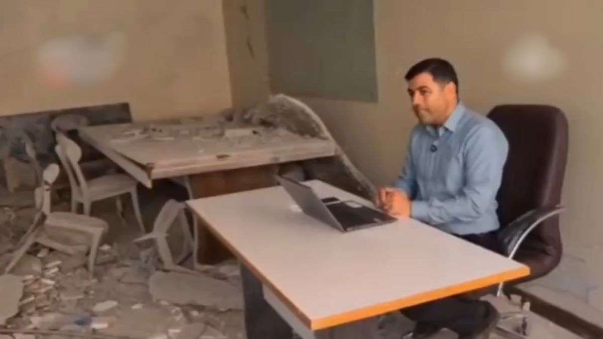 खंडहर के बीच 'कल का ईरान' तैयार करता दिखा प्रोफेसर, टूटे क्लासरूम में ली ऑनलाइन क्लास; सामने आया VIDEO