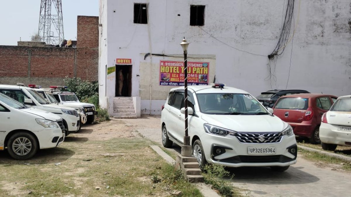 होटल के अंदर विवाहित प्रेमिका ने की प्रेमी की हत्या, सिर कूचने के बाद रेता गला; शव के पास बैठकर रोती रही