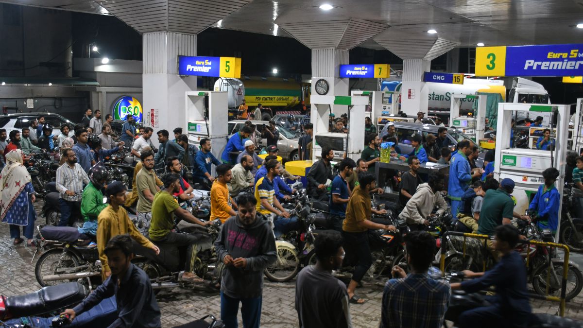 पाकिस्तान में पेट्रोल 80 रुपये सस्ता, डीजल की कीमतों ने छुड़ाए पसीने,  आधी रात से लागू होंगी नई दरें