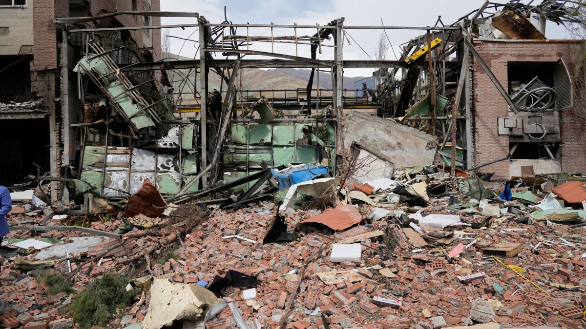 Iran US War: ईरान ने कुवैत के इंफ्रास्ट्रक्चर को बनाया निशाना, पावर और वाटर डिसेलिनेशन प्लांट तबाह