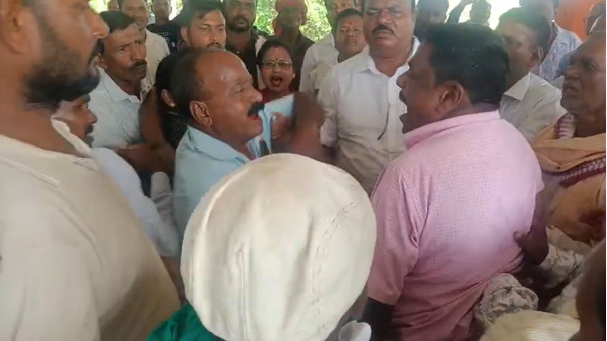 नेता के सामने भिड़ गए कार्यकर्ता, एकता और मजबूती का संदेश देने के लिए बुलाई गई थी मीटिंग