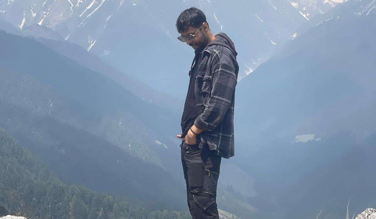 कभी बनना चाहता था रेलवे जनरल मैनेजर, पिता की जेब से चुराकर पीता था सिगरेट, आज फिल्म इंडस्ट्री में मचा रहा धूम