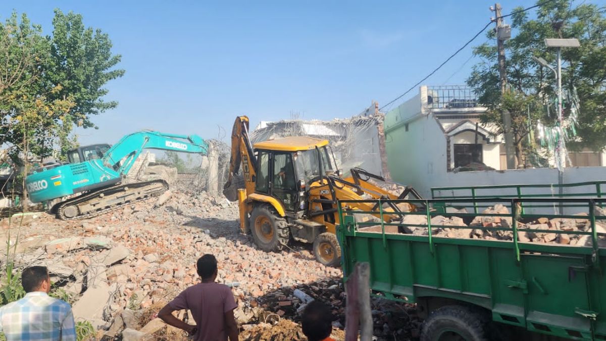 ऊधम सिंह नगर में अवैध धार्मिक संरचनाओं पर चला बुलडोजर, प्रशासन की बड़ी कार्रवाई