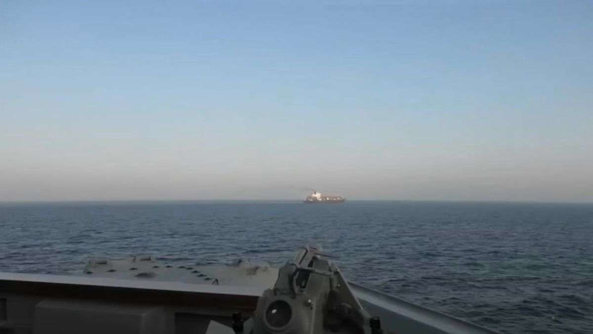 Iran US War: US सेंटकॉम ने जारी किया अरब सागर में ईरान की कार्गो शिप को सीज करने का VIDEO, टूटा सीजफायर