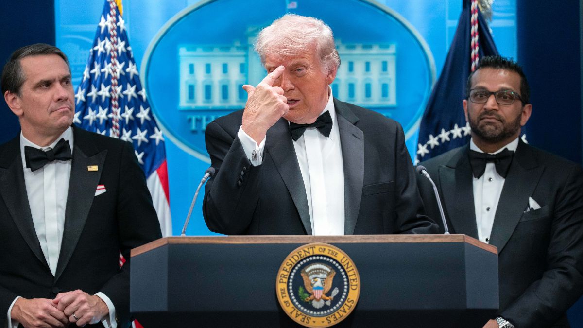 व्हाइट हाउस डिनर पार्टी में खौफनाक हमले की ट्रंप ने बताई आंखों देखी, सीक्रेट सर्विस ने कहा-"नीचे फर्श पर लेट जाओ"