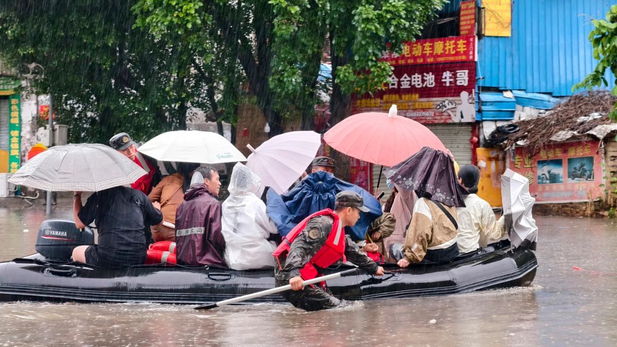 दक्षिण चीन के किनझोऊ में भारी बारिश से चरमराई व्यवस्था, हजारों कारें जलमग्न