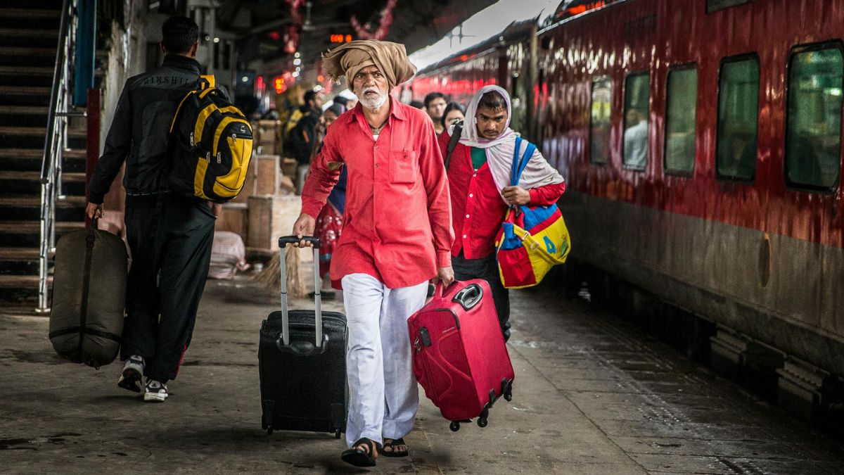 कुली लाल रंग के पोशाक ही क्यों पहनते हैं? कई बार देखा होगा मगर नहीं बता पाएंगे जवाब