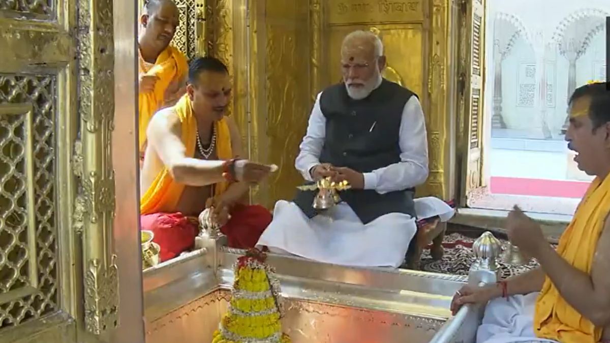 LIVE: काशी विश्वनाथ मंदिर में पीएम मोदी, वैदिक मंत्रोच्चार के साथ की पूजा