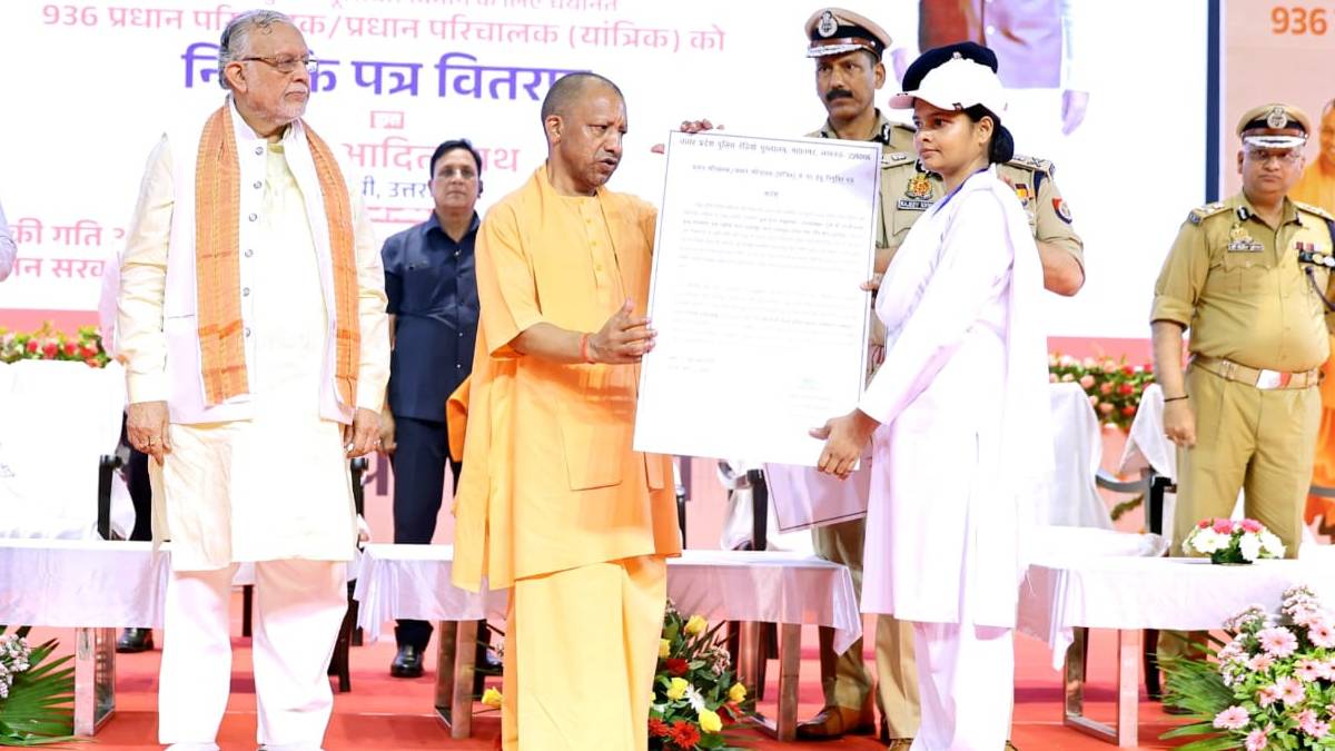 'यूपी पुलिस में इस साल एक लाख भर्तियां होंगी', CM योगी का बड़ा ऐलान; लखनऊ में रेडियो ऑपरेटर्स को जॉइनिंग लेटर बांटे
