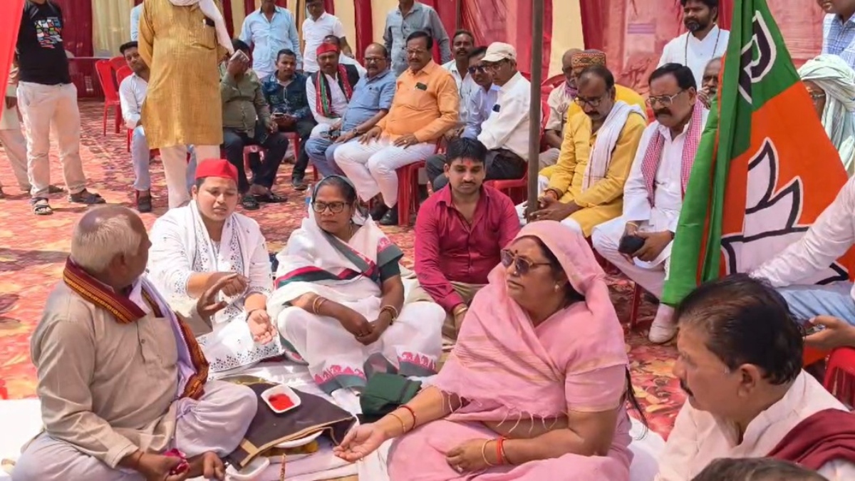 जब जनता के सामने मंच पर ही भिड़ गईं भाजपा और सपा की विधायक, सोशल मीडिया पर वायरल हो रहा Video