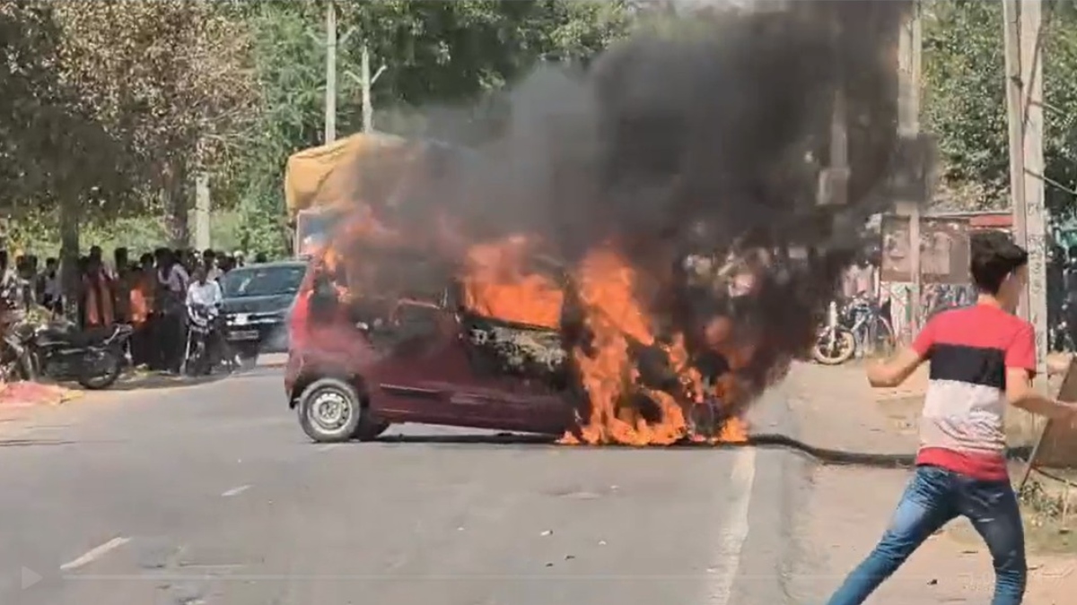 जब UP में आग का गोला बन गई सड़क पर चलती कार, ड्राइवर ने कूदकर बचाई अपनी जान, देखें खौफनाक Video