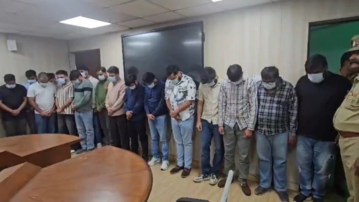 नोएडा में ऑनलाइन ठगी करने वाले फर्जी कॉल सेंटर का पर्दाफाश, 16 लोग गिरफ्तार