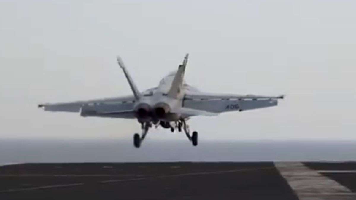 युद्धपोत अब्राहम लिंकन से विमानों ने भरी उड़ान, सामने आया अमेरिका की कार्रवाई का VIDEO