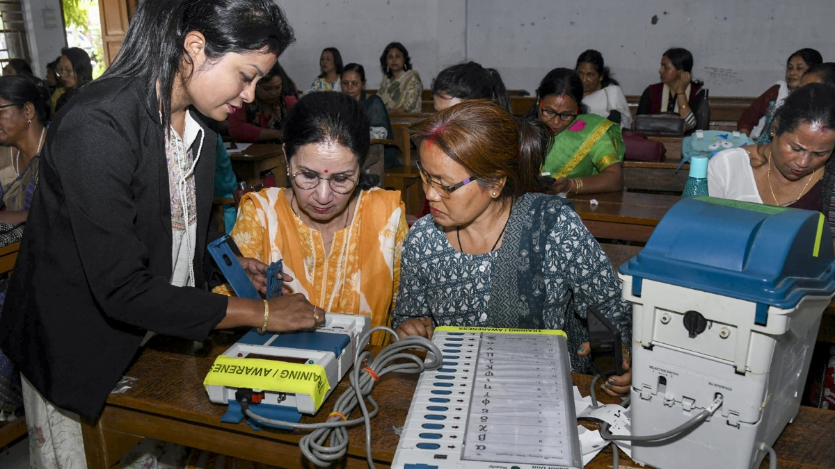 पश्चिम बंगाल में वोटिंग से पहले चुनाव आयोग ने वोटर लिस्ट में 7 लाख नए नाम जोड़े, कहा- जरूरत पड़ी तो डीटेल देंगे