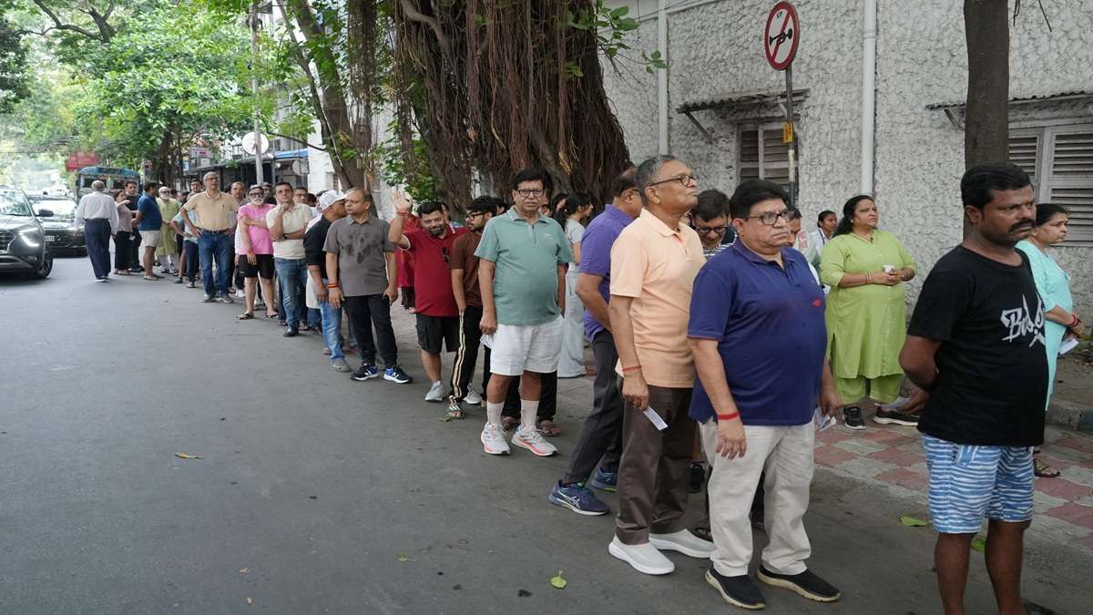 West Bengal Voting LIVE: हावड़ा में EVM में स्पार्क के बाद बूथ पर हंगामा, नदिया में BJP के पोलिंग एजेंट पर हमला