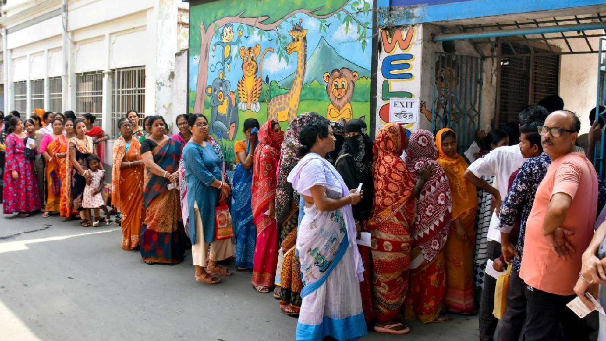 West Bengal Election 2026 LIVE: बंगाल में 11 बजे तक 41.11% वोटिंग, मतदान के बाद घर जाते समय महिला की मौत