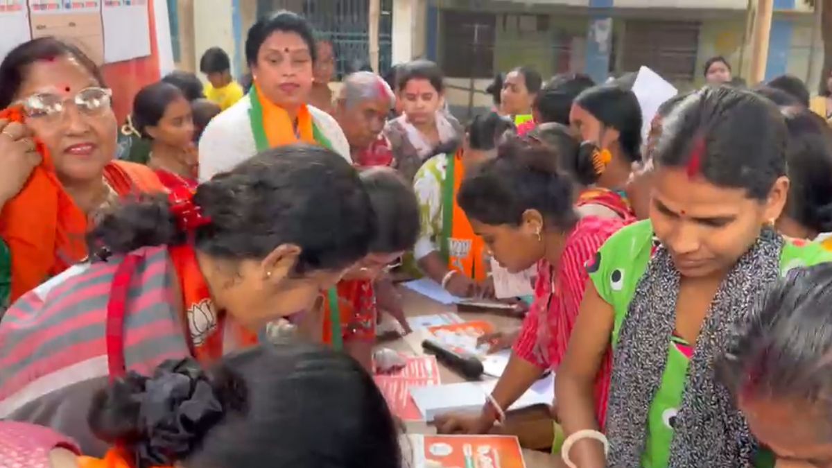 पश्चिम बंगाल: BJP ने खेला बड़ा दांव, महिलाओं को हर महीने 3000 रुपए देने के वादे के तहत फॉर्म भरवाना शुरू किया