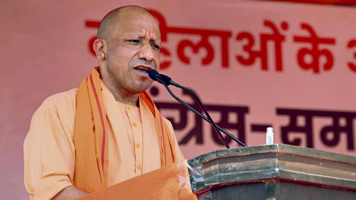 'कोई सोच रहा है कहां मैं पंचर की दुकान बनाऊं', बंगाल की रैली में योगी ने TMC पर साधा निशाना