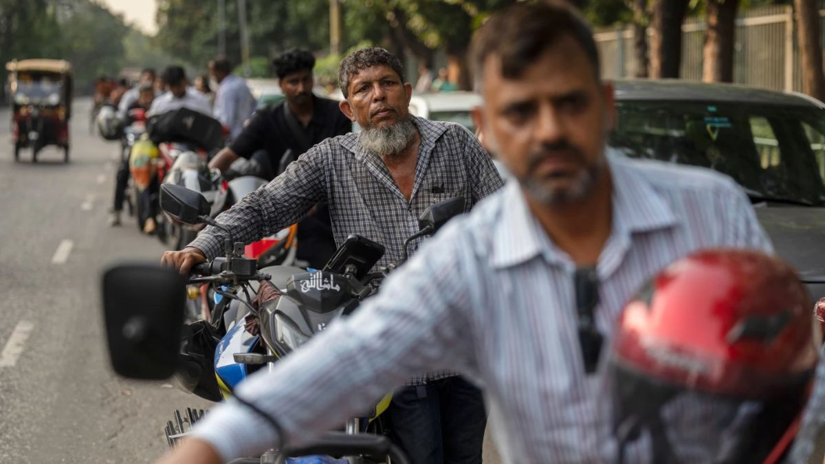 ईरान की जंग से पतली बांग्लादेश की हालत! इंडस्ट्री को झटका लगने से गिरी ग्रोथ, आंकड़ों से समझिए पड़ोसी का संकट