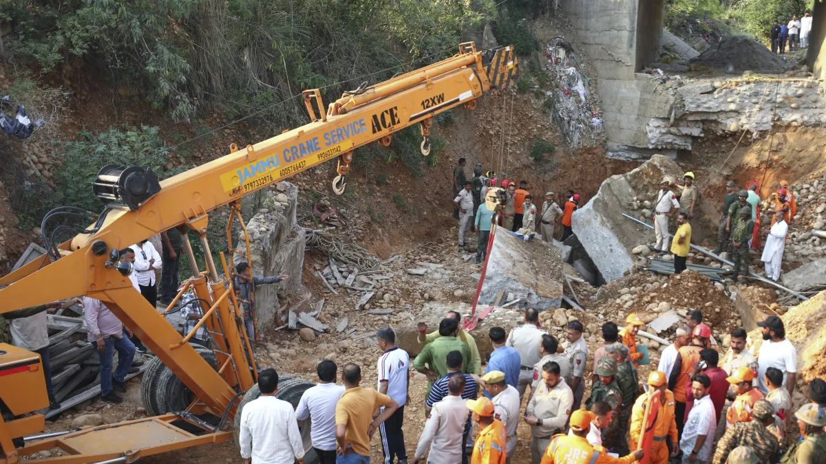 जम्मू में पुल का हिस्सा गिरने से 4 मजदूर मलबे में फंसे, नींव को मजबूत करने का चल रहा था काम