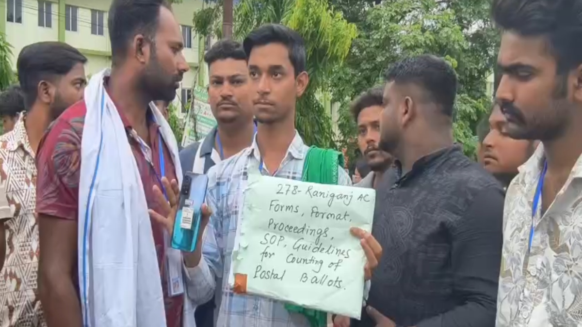 आसनसोल: स्ट्रॉन्ग रूम के पास मिला संदिग्ध लिफाफा, अंदर निकला मोबाइल फोन, काउंटिंग से पहले मचा हड़कंप-VIDEO