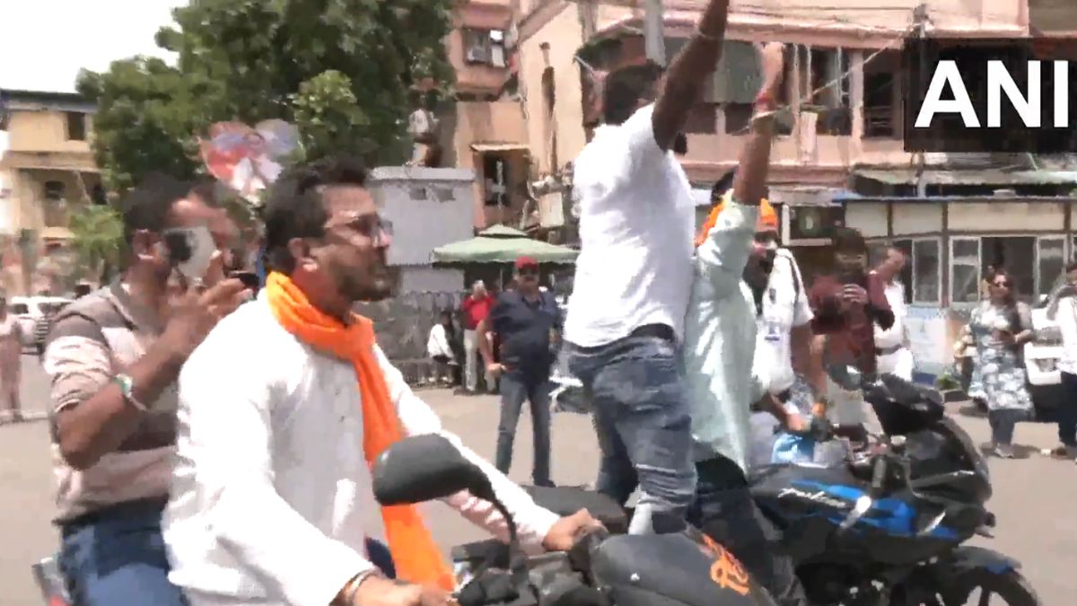 VIDEO: जीत के बाद BJP कार्यकर्ताओं ने ममता बनर्जी के आवास के बाहर मनाया जश्न, लगाया 'जय श्री राम' का नारा