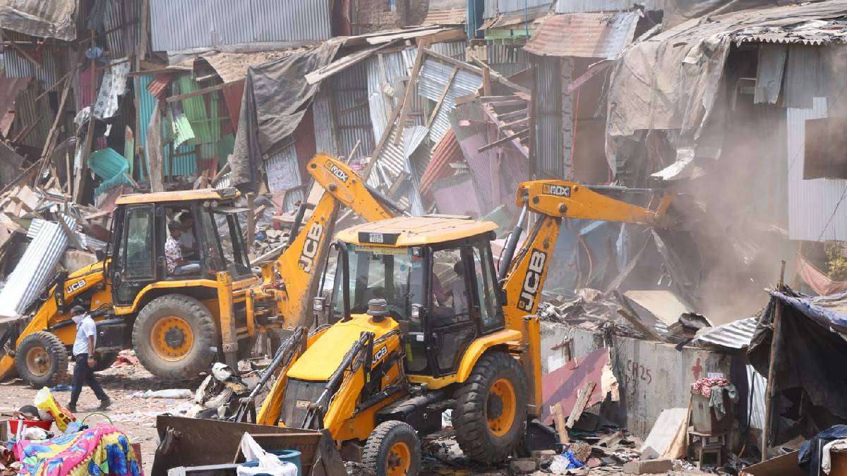 मुंबईः बांद्रा ईस्ट रेलवे स्टेशन के पास 100 झोपड़ी नहीं तोड़ी जाएगी, 500 अवैध निर्माण पर बुलडोजर एक्शन जारी
