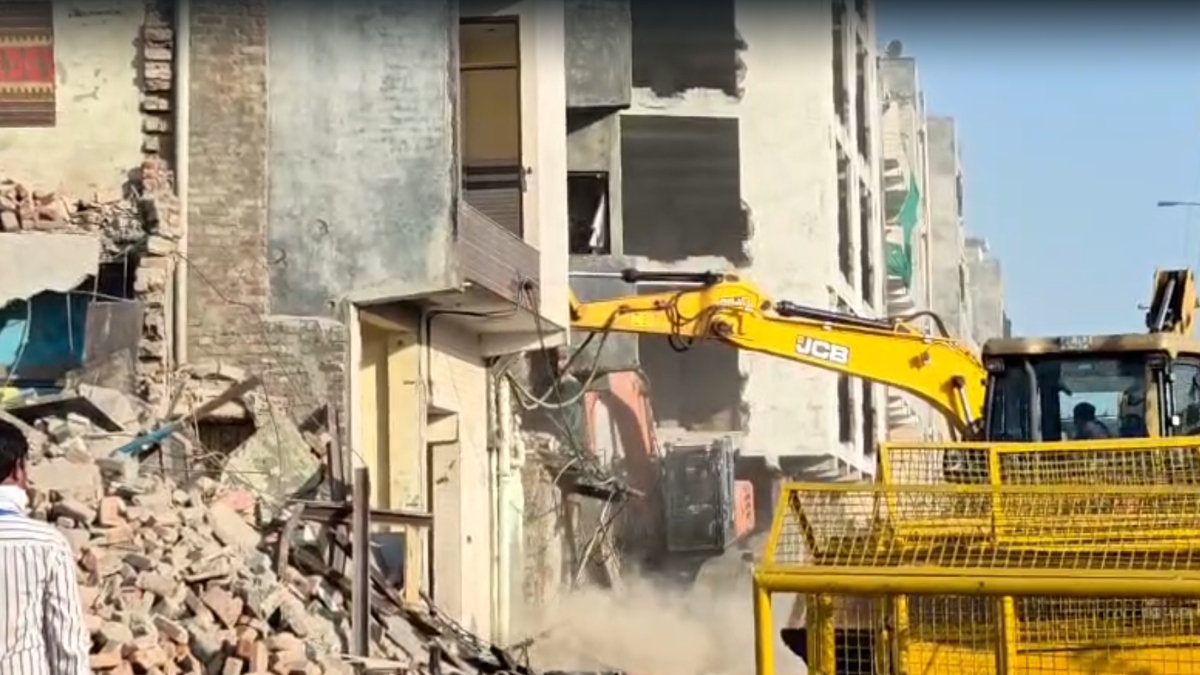 अब दिल्ली में बुलडोजर एक्शन, गिराए जा रहे करीब 300 घर, मौके पर पैरामिलिट्री फोर्सेस और दिल्ली पुलिस तैनात-VIDEO