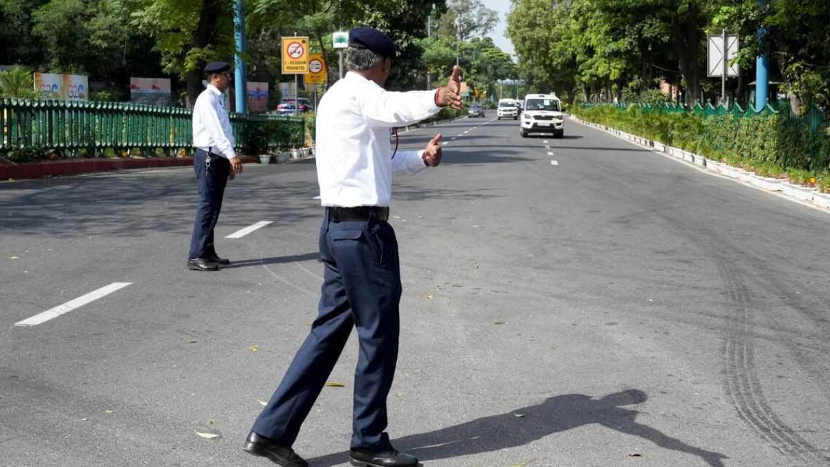 दिल्ली: गर्मी में ड्यूटी करने वाले ट्रैफिक पुलिसकर्मियों को बड़ी राहत, AC से लैस हेलमेट और पंखे मिले