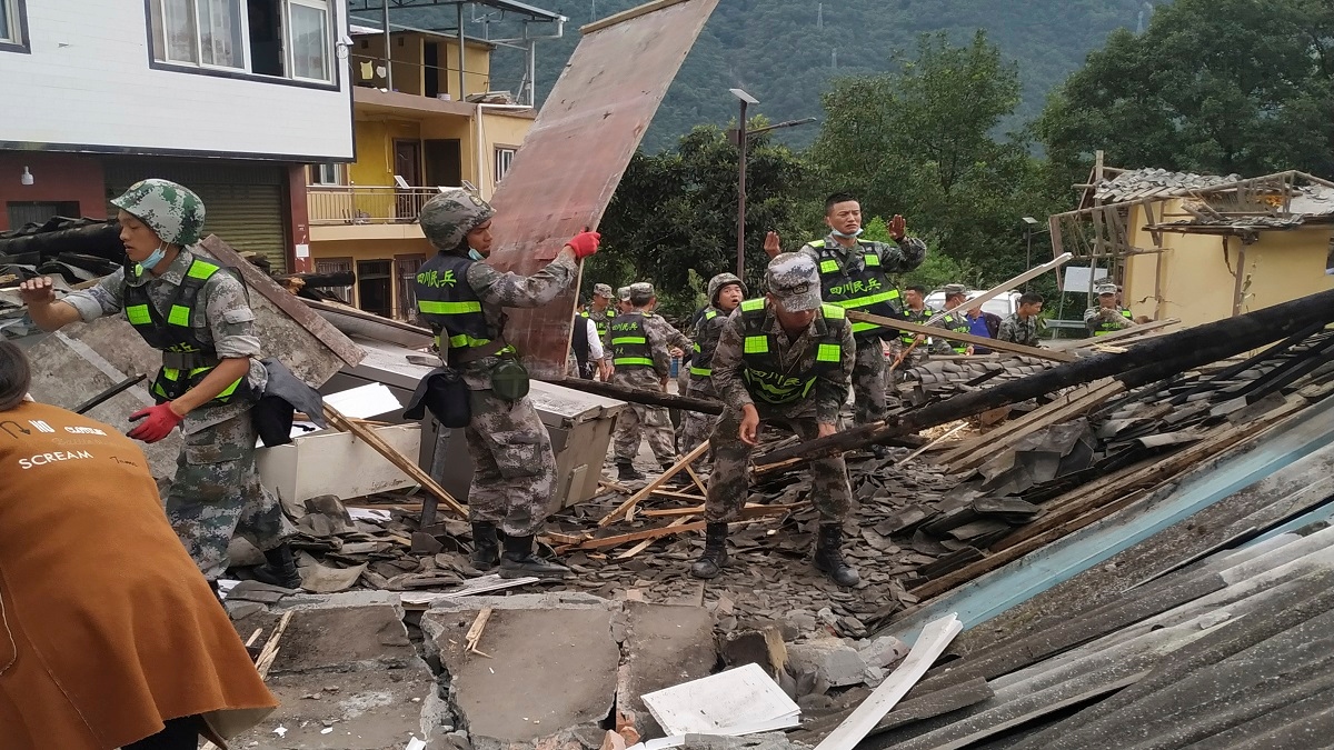 भूकंप के झटकों से कांपा चीन, ढह गईं 13 इमारतें, 7000 लोग सुरक्षित निकाले गए