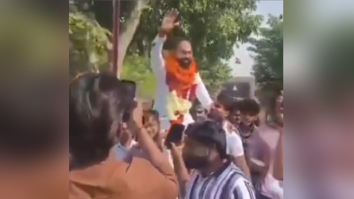 छात्रा से रेप के आरोपी के जेल से छूटते ही समर्थकों ने बरसाए फूल, कंधे पर बैठाकर लाए बाहर, जुलूस भी निकाला-VIDEO