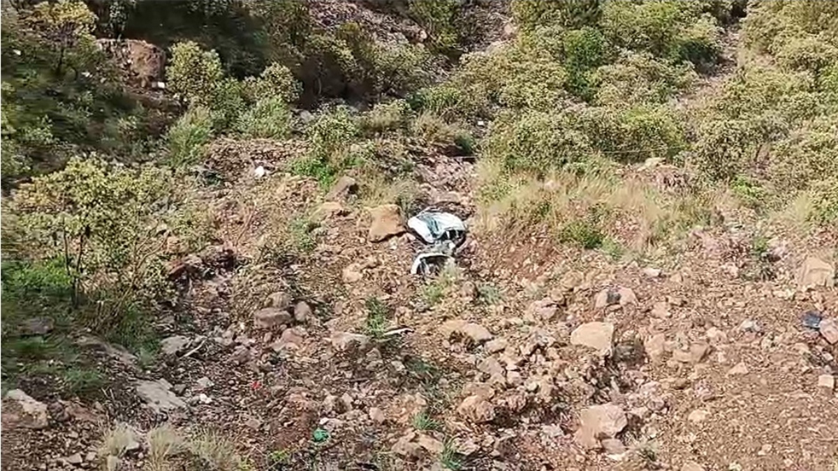 हिमाचल के चंबा में भयानक सड़क हादसा, खाई में कार गिरने से, 6 पर्यटकों की मौत; गाड़ी के उड़े परखच्चे