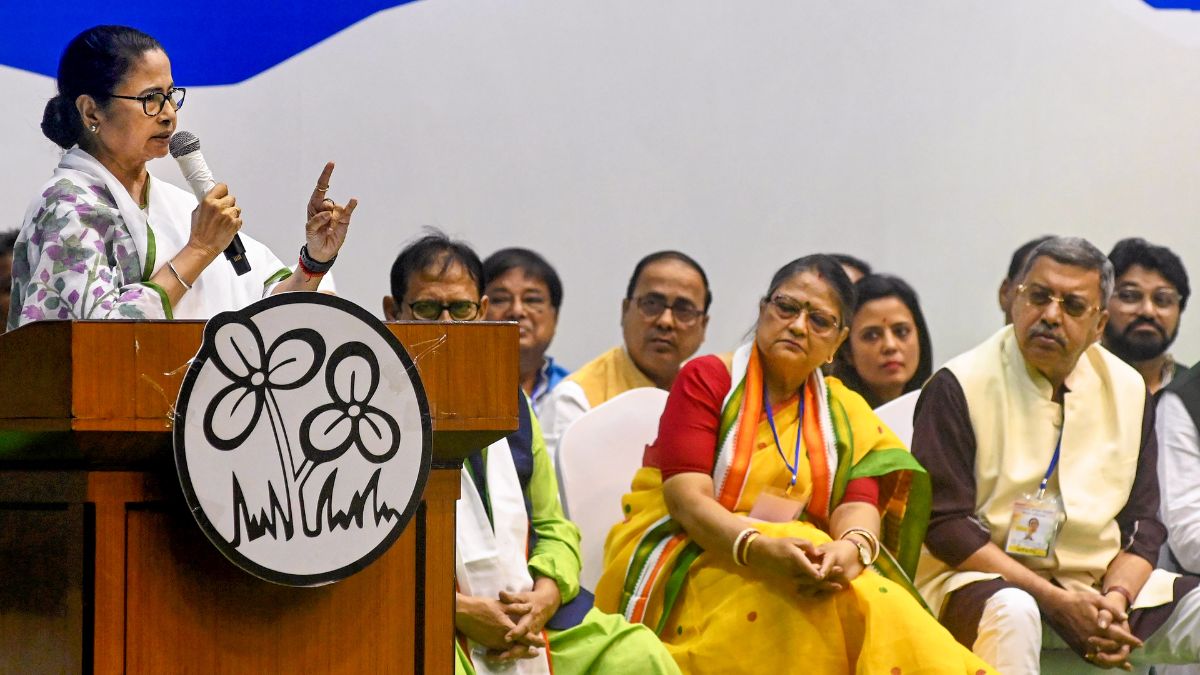 खुलकर सामने आई तृणमूल कांग्रेस की अंदरूनी कलह, काकोली घोष ने कल्याण बनर्जी पर लगाए बदसलूकी के आरोप