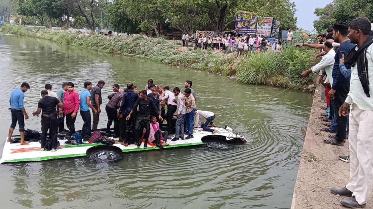 कानपुर में नहर में गिरी यात्रियों से भरी बस, मची चीख-पुकार; सामने आया वीडियो