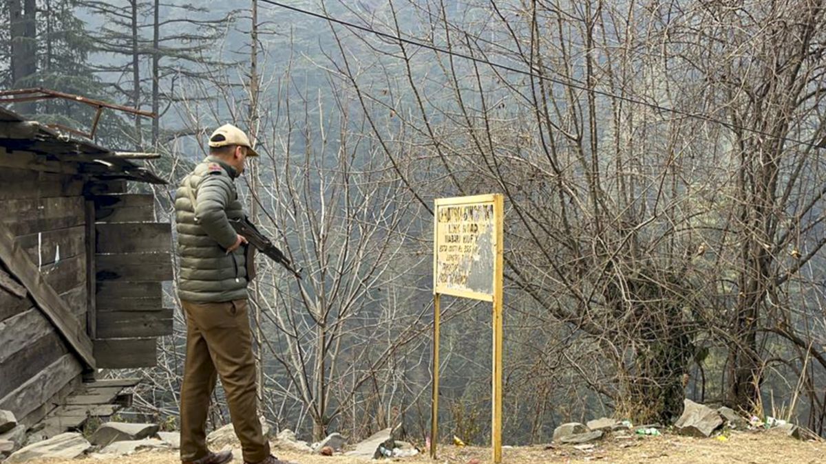आतंकी ठिकाने का भंडाफोड़, सुरक्षाबलों ने बरामद की कार्बाइन गन, ग्रेनेड लॉन्चर और भारी मात्रा में गोला-बारूद