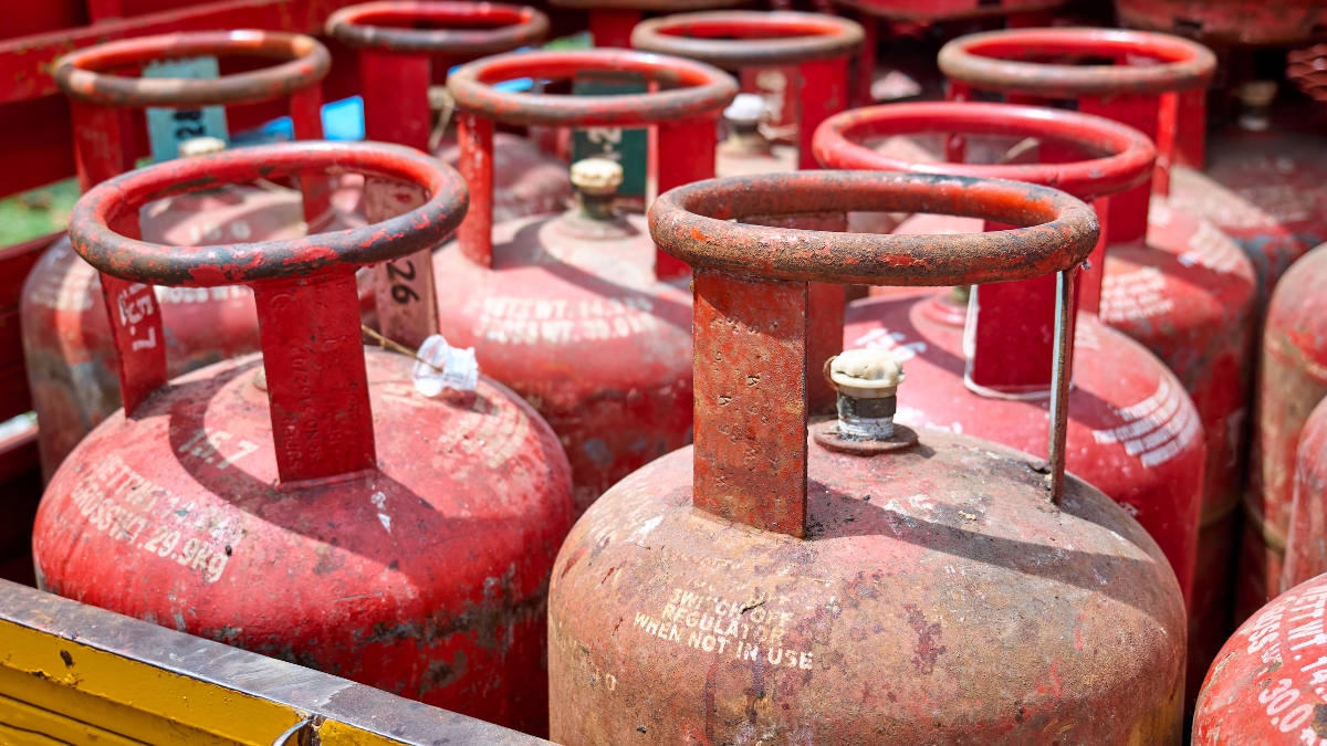 LPG Cylinder Price Hike: महंगाई का बढ़ा झटका, LPG सिलेंडर के दाम ₹993 बढ़े; आम आदमी का बिगड़ेगा बजट!