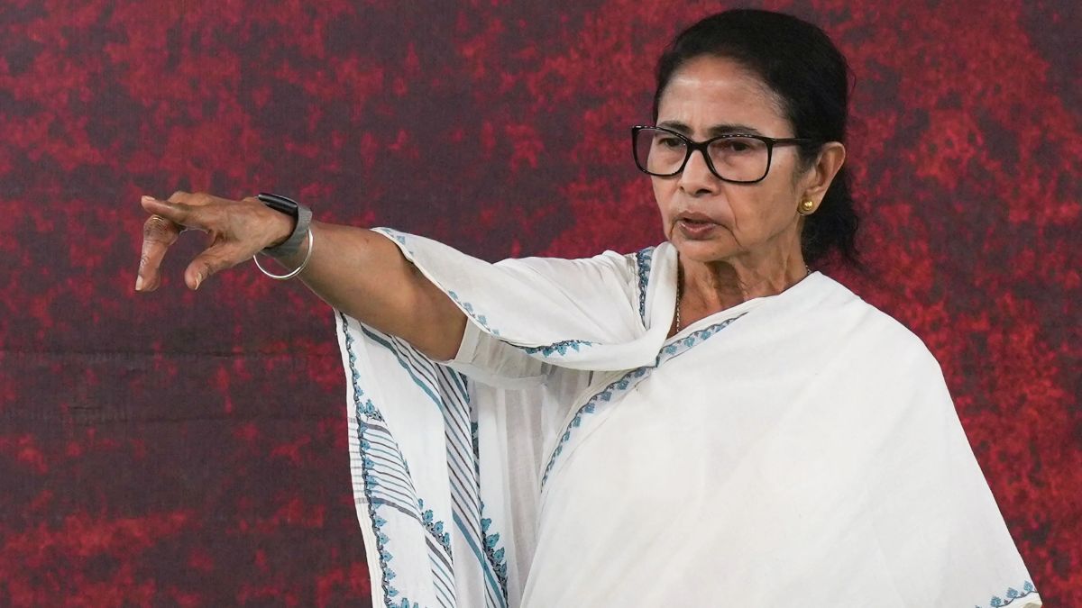 ममता बनर्जी ने जब पहली बार पश्चिम बंगाल में बनाई थी सरकार तो उनकी पार्टी TMC को मिली थीं कितनी सीटें? जानें