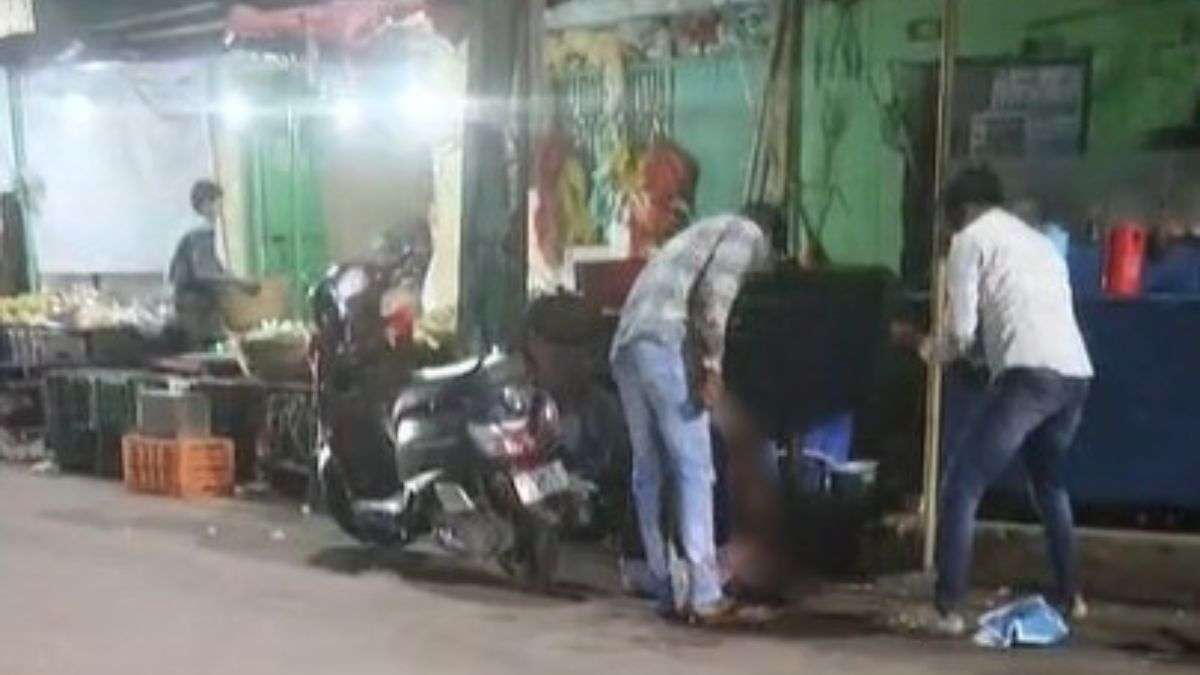 सड़क पर चीखता रहा युवक, बरसते रहे उस पर धारदार हथियार; खौफनाक VIDEO आया सामने