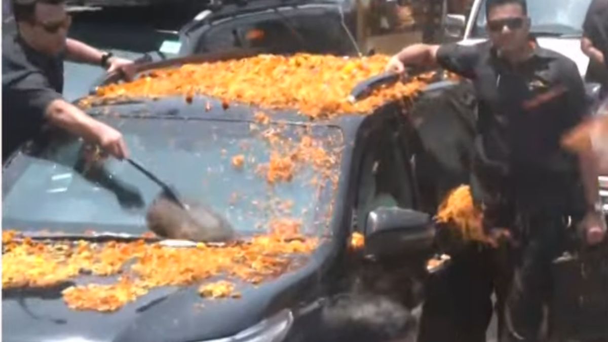 पटना में हुआ PM मोदी का भव्य रोड शो, भारी संख्या में मौजूद लोगों ने फूल बरसा कर किया स्वागत