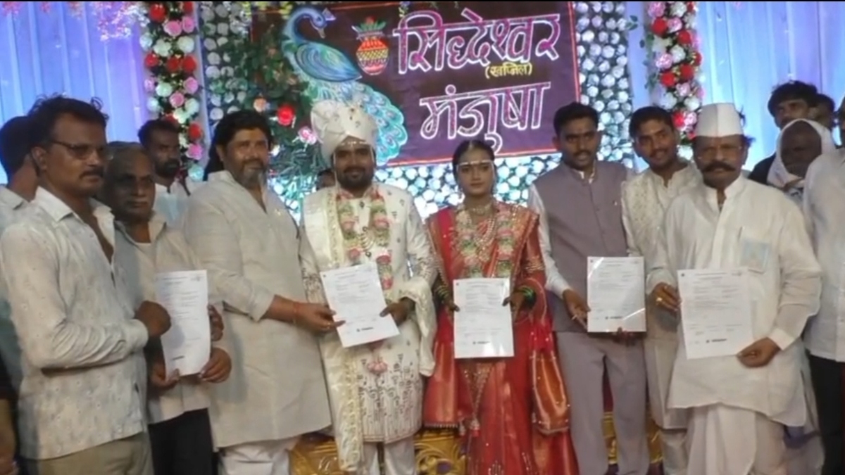 VIDEO: शादी का अनोखा रिटर्न गिफ्ट, दूल्हे ने पूरे गांव के 3,465 लोगों को दिया 1-1 लाख का बीमा कवच