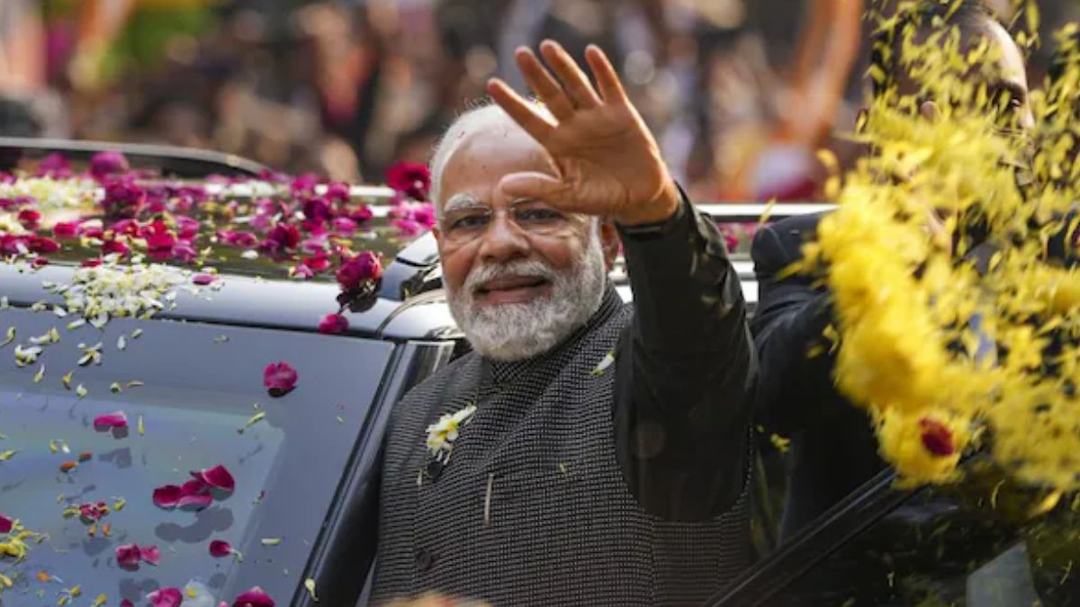 LIVE: पटना में शुरू हुआ PM मोदी का रोड शो, भारी संख्या में मौजूद लोगों ने फूल बरसा कर किया भव्य स्वागत
