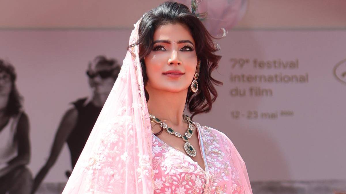 गुलाबी साड़ी और सिर पर पल्लू, बिग बॉस फेम सोनिया बंसल का कान्स में दिखा पारंपरिक अंदाज, फिदा हुए फैन