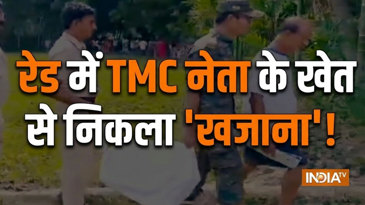 जमीन में दबा हुआ था खजाना, खोदते गए और निकलते गए नोटों के बंडल