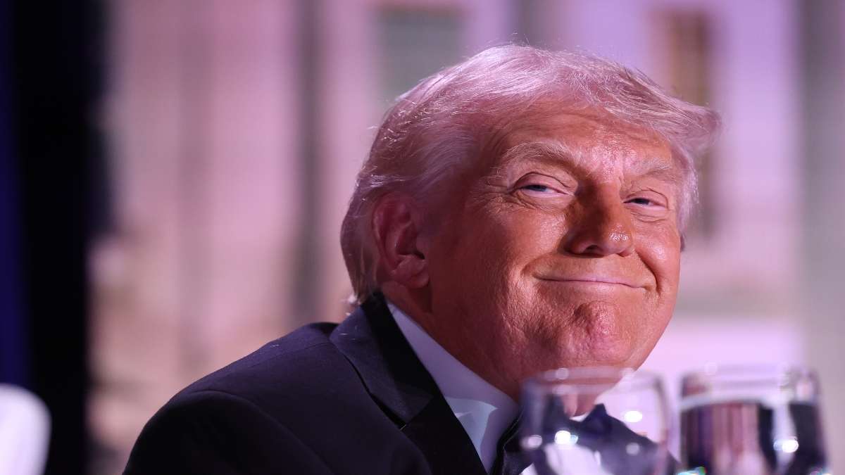 US-Iran Ceasefire: ईरान की धमकी पर ट्रंप का बड़ा बयान, 'वे तो बिलबिला रहे, देखता हूं कब तक टिक पाते हैं'