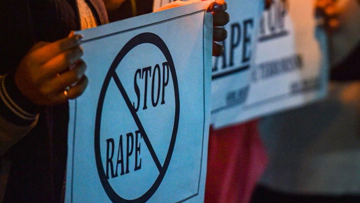 चॉकलेट दिलाने के बहाने 5 साल की बच्ची को शौचालय में ले गया टीचर, की गंदी हरकत; गिरफ्तार