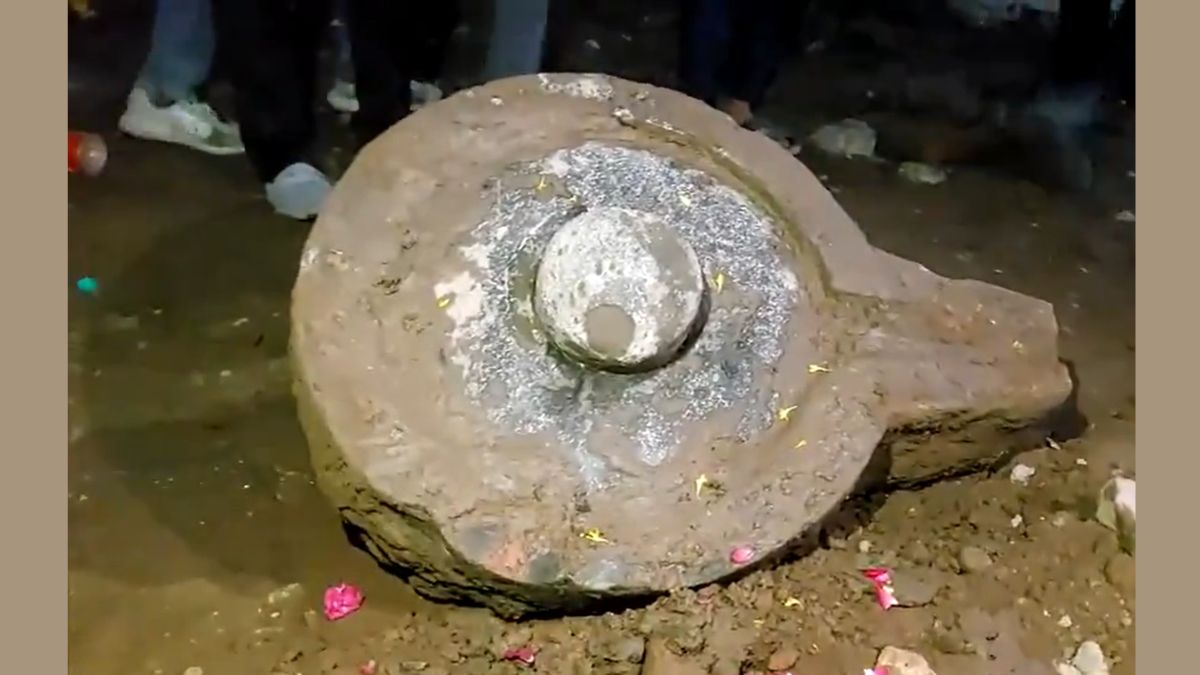 उज्जैन: महाकालेश्वर मंदिर परिसर में खुदाई के दौरान मिला विशाल शिवलिंग, दर्शन के लिए उमड़ी भीड़; सामने आया VIDEO